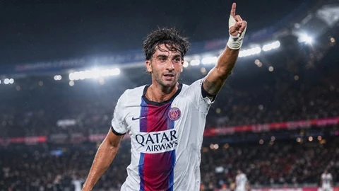 Ferran Torres ‘túm áo’ cả Messi lẫn Ibrahimovic Ferran Torres ‘túm áo’ cả Messi lẫn Ibrahimovic