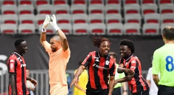 Hủy diệt Saint-Etienne 4-1, Nice trụ hạng thành công