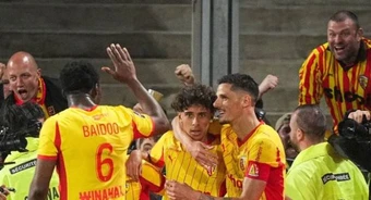 Lens hạ gục Nantes 1-0 để tiếp tục bám đuổi PSG