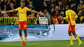 Lens hủy diệt Angers 5-1, tạm chiếm ngôi đầu Ligue 1