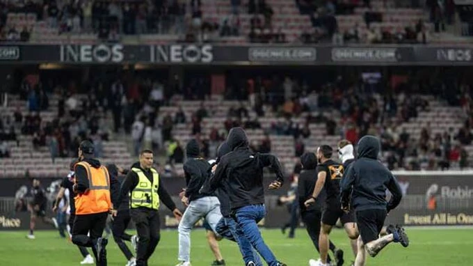 Ligue 1 hỗn loạn ở vòng cuối: CĐV tràn vào sân, pháo sáng và cảnh sát cơ động xuất hiện Ligue 1 hỗn loạn ở vòng cuối: CĐV tràn vào sân, pháo sáng và cảnh sát cơ động xuất hiện