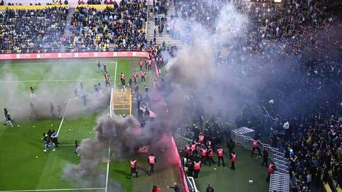 Ligue 1 hỗn loạn ở vòng cuối: CĐV tràn vào sân, pháo sáng và cảnh sát cơ động xuất hiện Ligue 1 hỗn loạn ở vòng cuối: CĐV tràn vào sân, pháo sáng và cảnh sát cơ động xuất hiện