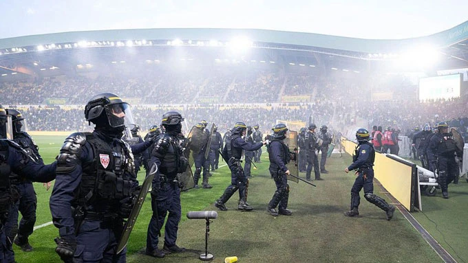 Ligue 1 hỗn loạn ở vòng cuối: CĐV tràn vào sân, pháo sáng và cảnh sát cơ động xuất hiện Ligue 1 hỗn loạn ở vòng cuối: CĐV tràn vào sân, pháo sáng và cảnh sát cơ động xuất hiện
