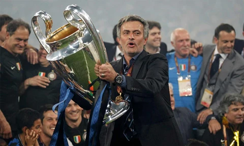Mourinho và khoảng trống phía sau bóng đá