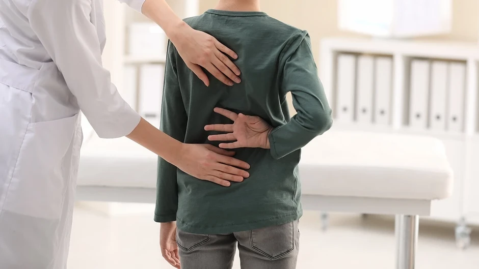 Dấu hiệu giúp cha mẹ nhận biết sớm trẻ bị cong vẹo cột sống