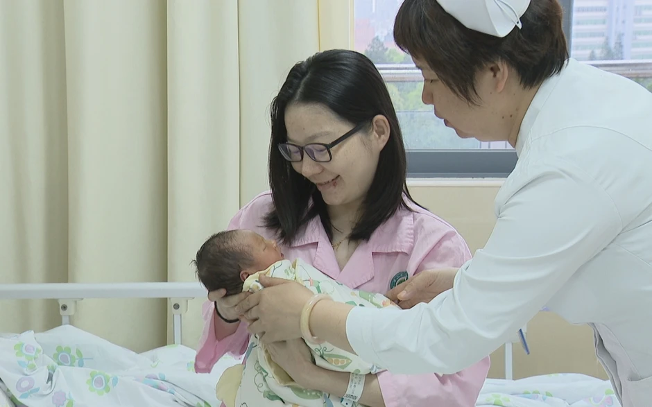 Dù thân thiết đến đâu, 4 nhóm người này cần tránh bế trẻ sơ sinh