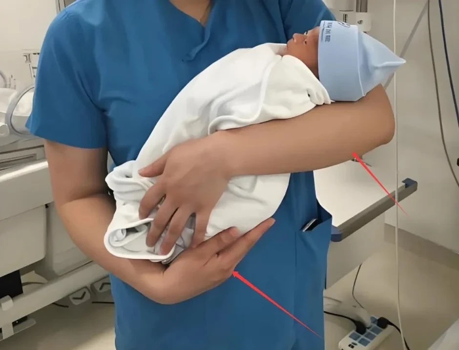 Dù thân thiết đến đâu, 4 nhóm người này cần tránh bế trẻ sơ sinh