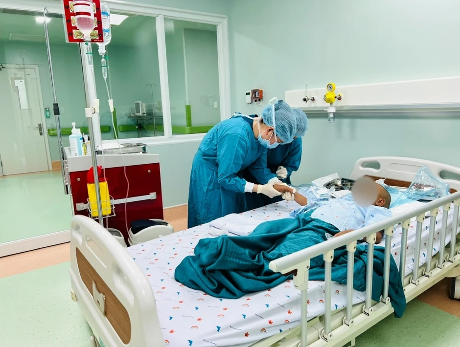 Ghép tế bào gốc thành công, cứu sống bệnh nhi suy tủy mức độ nặng Ghép tế bào gốc thành công, cứu sống bệnh nhi suy tủy mức độ nặng