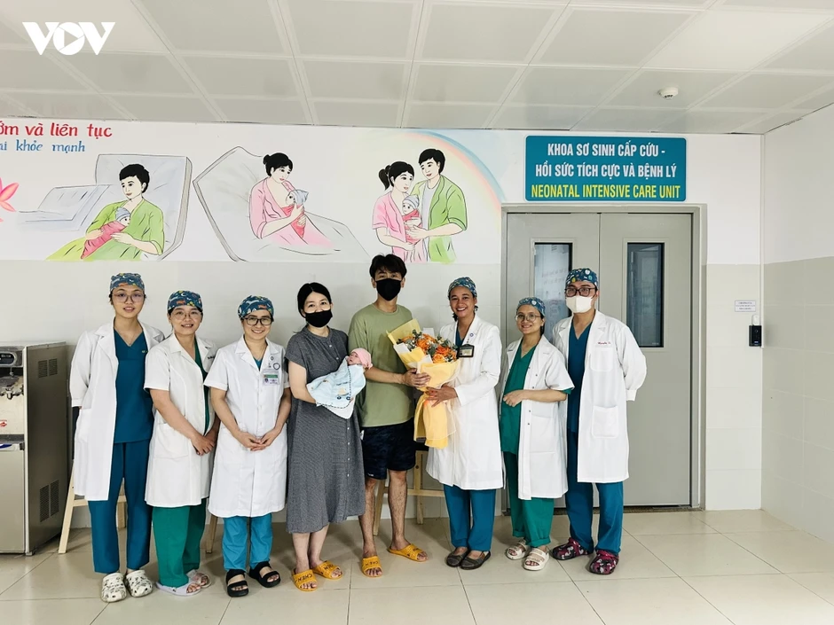 Hành trình kỳ diệu của bé sinh non nặng 720 gram người Singapore