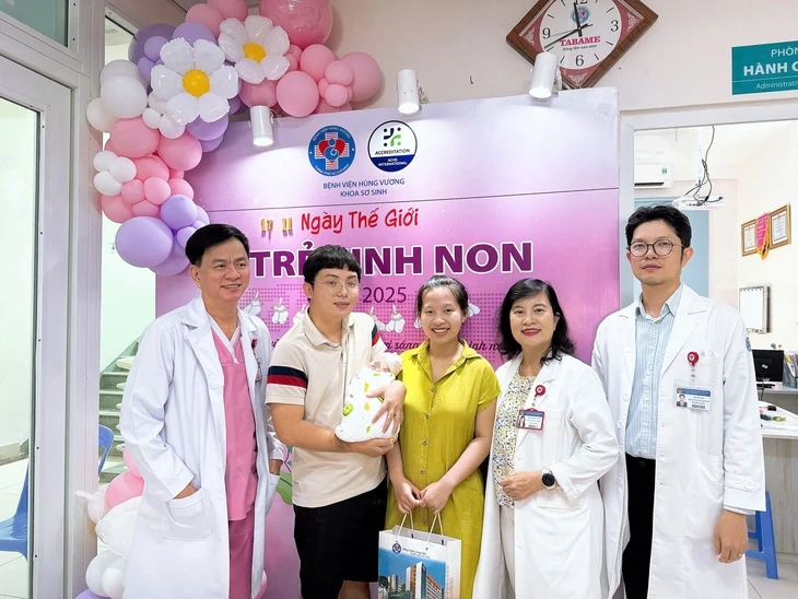 Kỳ tích tại Bệnh viện Hùng Vương: Cứu sống bé gái sinh non 23 tuần, nặng 640 gram Kỳ tích tại Bệnh viện Hùng Vương: Cứu sống bé gái sinh non 23 tuần, nặng 640 gram
