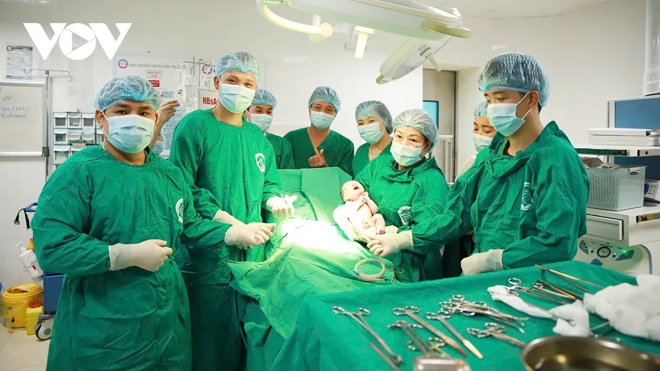 Lào Cai đón em bé đầu tiên chào đời bằng phương pháp thụ tinh trong ống nghiệm