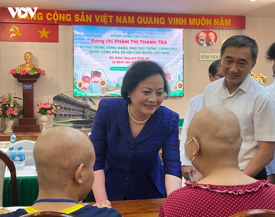 Phó Thủ tướng Phạm Thị Thanh Trà động viên bệnh nhi ung thư kiên cường điều trị Phó Thủ tướng Phạm Thị Thanh Trà động viên bệnh nhi ung thư kiên cường điều trị