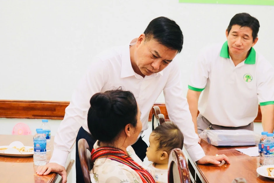 Phó Thủ tướng Phạm Thị Thanh Trà động viên bệnh nhi ung thư kiên cường điều trị Phó Thủ tướng Phạm Thị Thanh Trà động viên bệnh nhi ung thư kiên cường điều trị