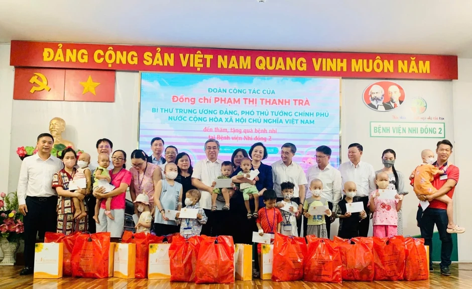 Phó Thủ tướng Phạm Thị Thanh Trà động viên bệnh nhi ung thư kiên cường điều trị Phó Thủ tướng Phạm Thị Thanh Trà động viên bệnh nhi ung thư kiên cường điều trị