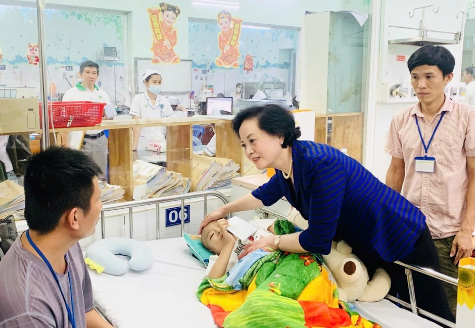 Phó Thủ tướng Phạm Thị Thanh Trà động viên bệnh nhi ung thư kiên cường điều trị Phó Thủ tướng Phạm Thị Thanh Trà động viên bệnh nhi ung thư kiên cường điều trị