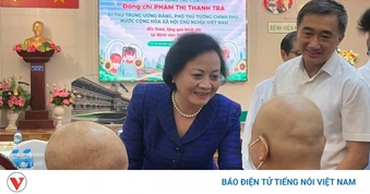 Phó Thủ tướng Phạm Thị Thanh Trà động viên bệnh nhi ung thư kiên cường điều trị