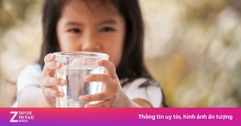 Trẻ cần uống bao nhiêu nước mỗi ngày?