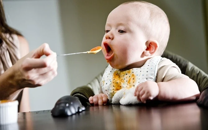 Trẻ nên bắt đầu ăn dặm như thế nào? Trẻ nên bắt đầu ăn dặm như thế nào?