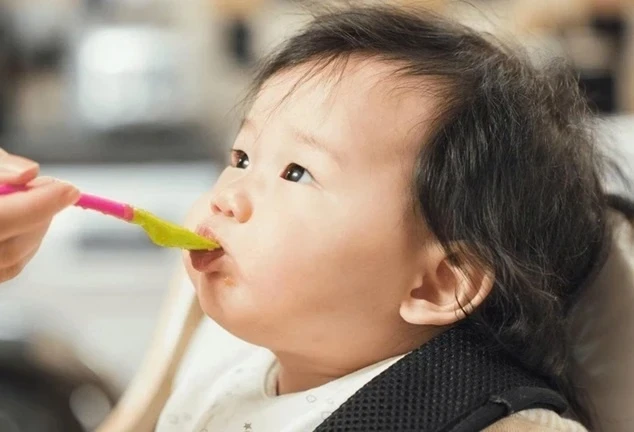 Vì sao trẻ ngậm thức ăn trong miệng, quyết không chịu nuốt? Vì sao trẻ ngậm thức ăn trong miệng, quyết không chịu nuốt?