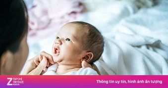 Vì sao trẻ sơ sinh thường xuyên thè lưỡi?