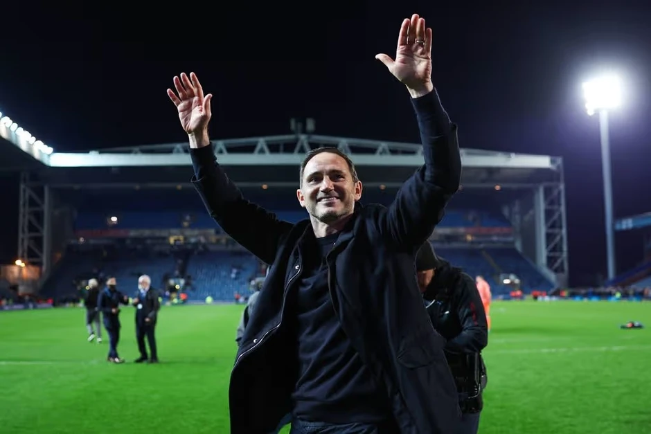 10 lý do Chelsea phải trảm Rosenior ngay lập tức
