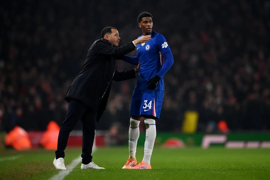 10 lý do Chelsea phải trảm Rosenior ngay lập tức