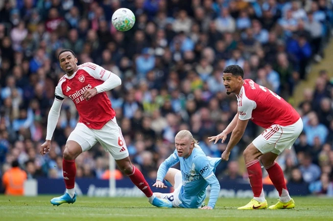 10 yếu tố quyết định cuộc đua song mã Arsenal và Man City 10 yếu tố quyết định cuộc đua song mã Arsenal và Man City