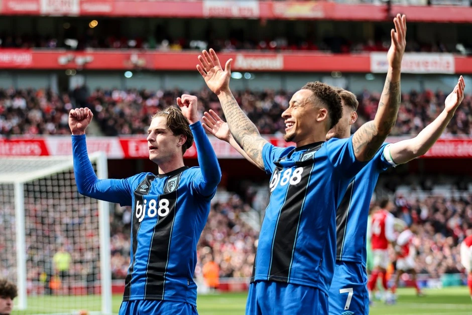 3 'gián điệp' Bournemouth không dám về vì lỡ khiến fan Arsenal nóng mặt 3 'gián điệp' Bournemouth không dám về vì lỡ khiến fan Arsenal nóng mặt