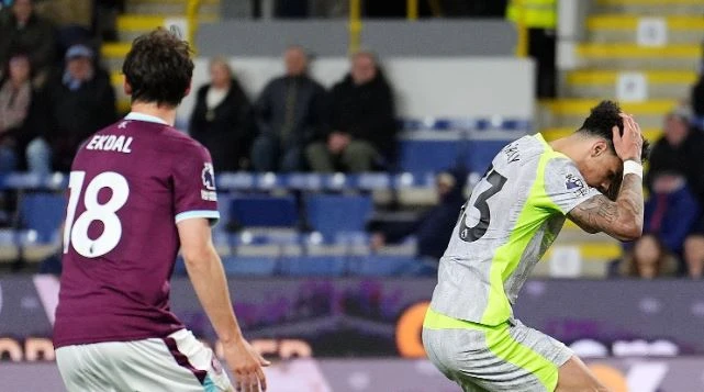 5 dấu ấn trận Burnley 0-1 Man City: Bản lĩnh của nhà vua 5 dấu ấn trận Burnley 0-1 Man City: Bản lĩnh của nhà vua