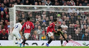 5 lý do khiến MU gục ngã trước Leeds: Thẻ đỏ nghiệt ngã; Lỗ hổng hàng thủ
