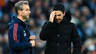 7 cú sụp đổ kinh điển tại Ngoại hạng Anh: Ám ảnh cho Arsenal