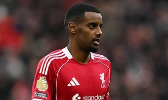Arne Slot báo tin vui về Isak trước trận gặp Chelsea