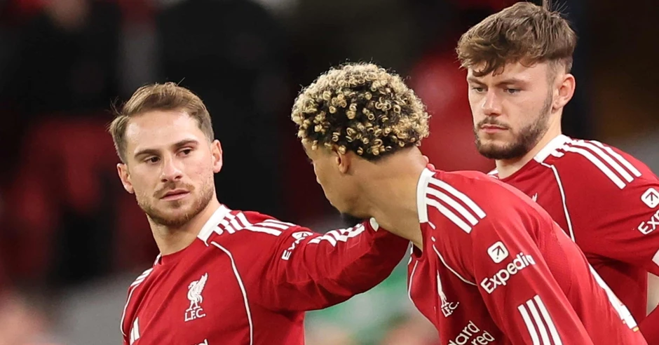 Arne Slot hóa thành kẻ thù của công chúng Liverpool Arne Slot hóa thành kẻ thù của công chúng Liverpool