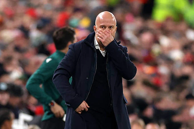Arne Slot hóa thành kẻ thù của công chúng Liverpool Arne Slot hóa thành kẻ thù của công chúng Liverpool