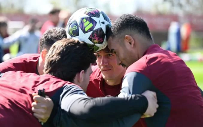 Arsenal bị fan mỉa mai vì bài tập kẹp bút kỳ lạ Arsenal bị fan mỉa mai vì bài tập kẹp bút kỳ lạ