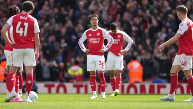 Arsenal bộc lộ sự yếu kém về bản lĩnh và hàng công bóng sống Arsenal bộc lộ sự yếu kém về bản lĩnh và hàng công bóng sống