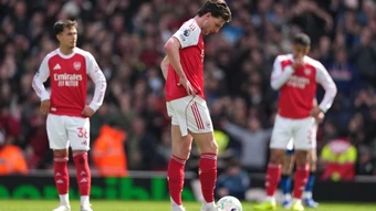 Arsenal bộc lộ sự yếu kém về bản lĩnh và hàng công bóng sống