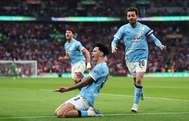 Arsenal chạm tay vào vương miện hay sự sụp đổ kinh điển? Arsenal chạm tay vào vương miện hay sự sụp đổ kinh điển?