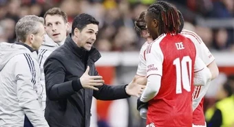 Arsenal chạm tay vào vương miện hay sự sụp đổ kinh điển?