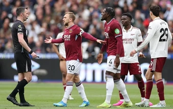 Arsenal hụt phạt đền sau tình huống "bơi ếch" của Pablo