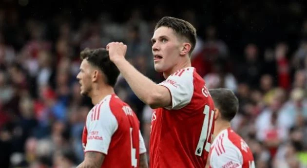 Arsenal nới rộng cách biệt, Redknapp chọn Pháo thủ vô địch