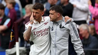 Arsenal trả giá đắt sau chiến thắng West Ham