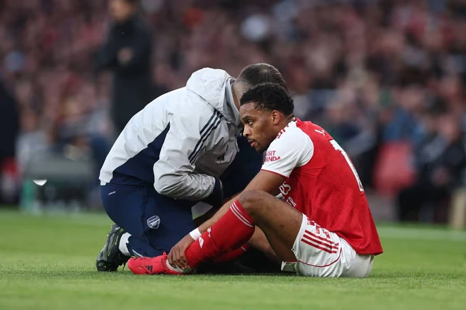 Arsenal trả giá đắt trong ngày tiến gần chức vô địch Arsenal trả giá đắt trong ngày tiến gần chức vô địch