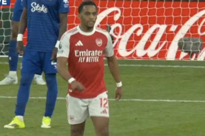 Arsenal trả giá đắt trong ngày tiến gần chức vô địch Arsenal trả giá đắt trong ngày tiến gần chức vô địch