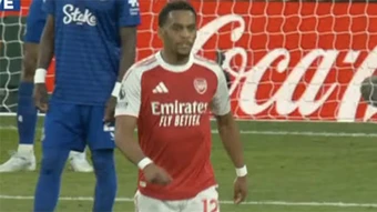 Arsenal trả giá đắt trong ngày tiến gần chức vô địch