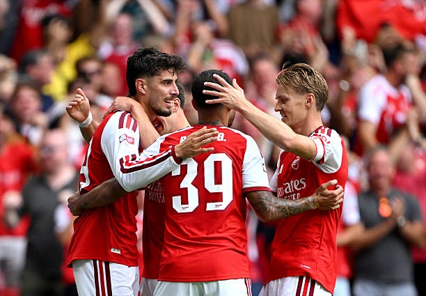 Arsenal từ kẻ đi săn thành mục tiêu bị săn đuổi Arsenal từ kẻ đi săn thành mục tiêu bị săn đuổi