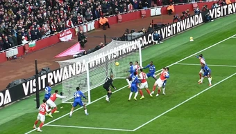 Arsenal vẫn dẫn đầu Ngoại hạng Anh dù mất vũ khí bóng chết