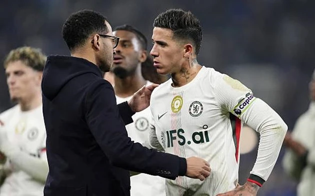Bài toán thiếu Enzo Fernandez thử thách bản lĩnh Liam Rosenior Bài toán thiếu Enzo Fernandez thử thách bản lĩnh Liam Rosenior