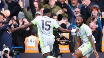 Bản lĩnh kẻ đi săn giúp Man City dồn ép Arsenal