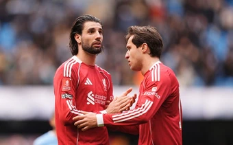 Bất lợi bủa vây Liverpool trong cuộc đua top 4 với MU